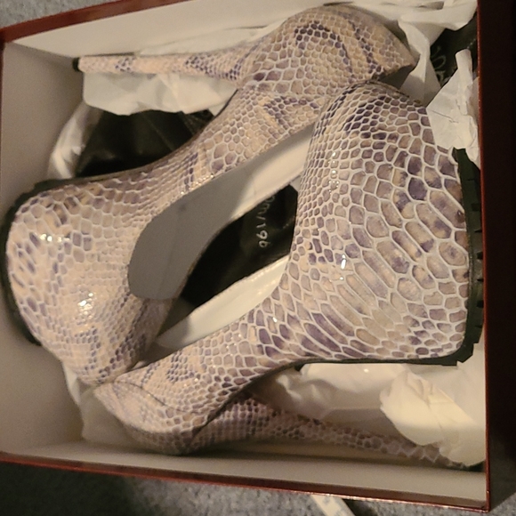 New 1969 python embossed platform pumps - Picture 8 of 9